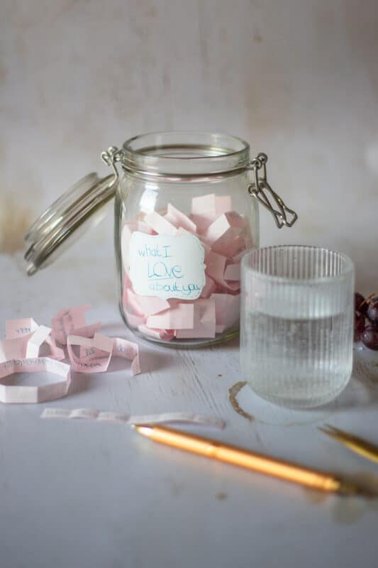 Vatertagsgeschenk selber machen: 11 einfache & schnelle Ideen für Papa 22 22 „Warum ich dich liebe“-Glas zum Vatertag als Geschenk selber machen