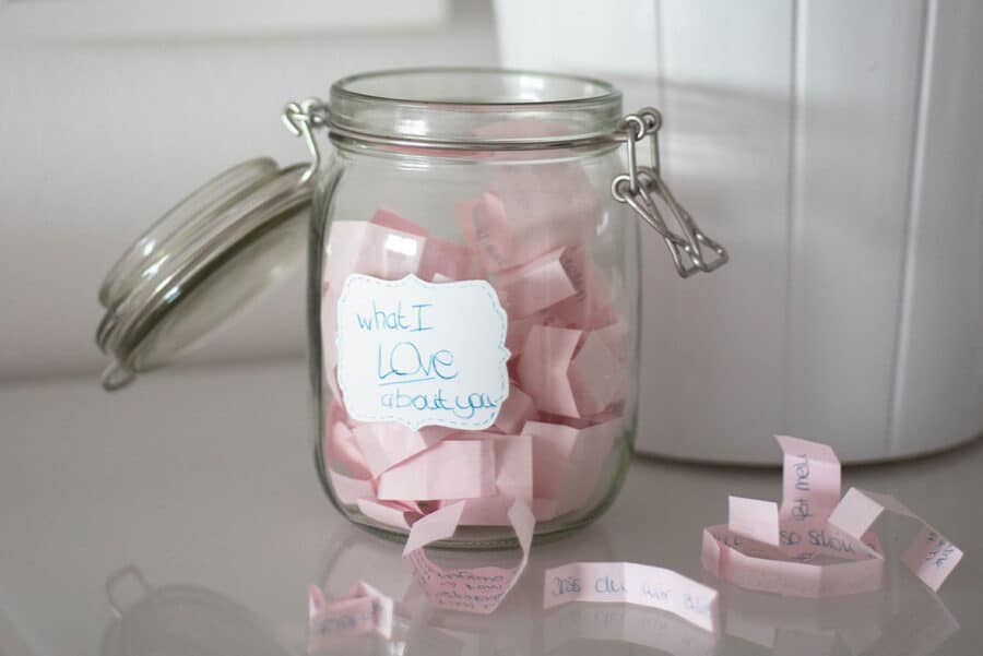 Vatertagsgeschenk selber machen: 11 einfache & schnelle Ideen für Papa 36 36 „Warum ich die Liebe“ Glas – Geschenk zum Jahrestag