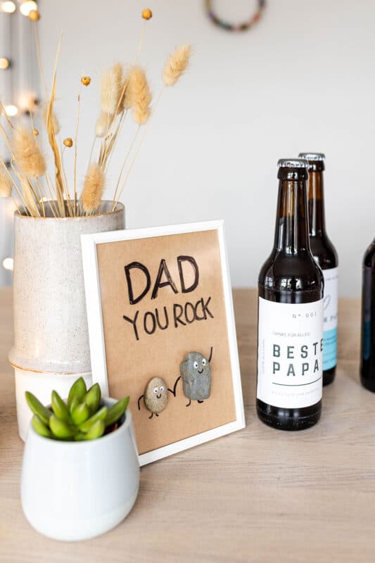 Vatertagsgeschenk selber machen: 11 einfache & schnelle Ideen für Papa 25 25 Vatertagsgeschenk selber machen mit Bier Etiketten und gebastletem Bild