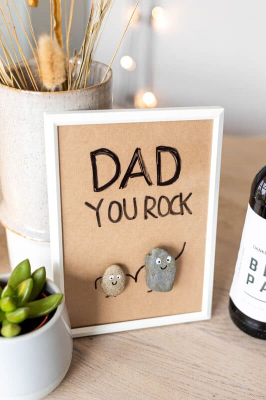Vatertagsgeschenk selber machen: 11 einfache & schnelle Ideen für Papa 26 26 Bilderrahmen „Dad - You rock“ basteln