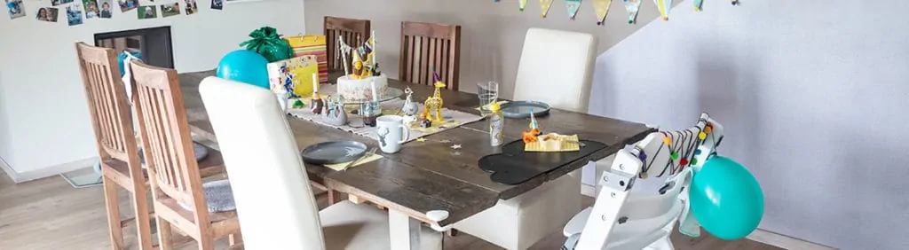 Der Geschenketisch und Gebrustagskindplatz