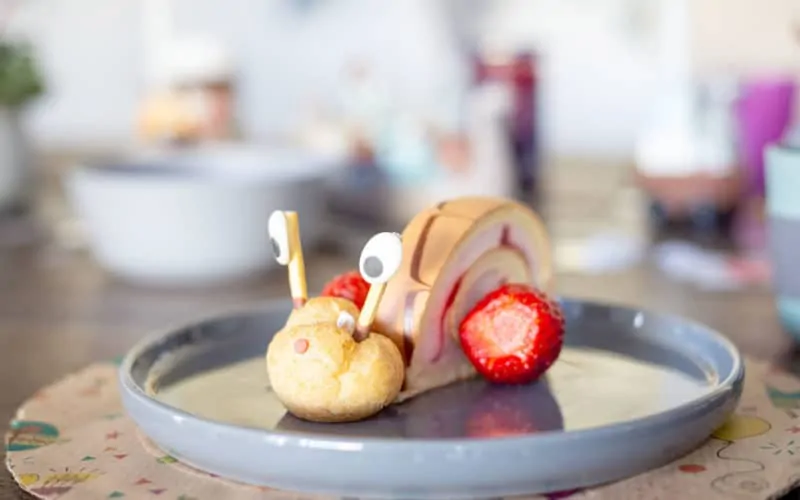 Rezept: Einfach geniale Erdbeerrollen-Schnecke für lachende Kinderaugen