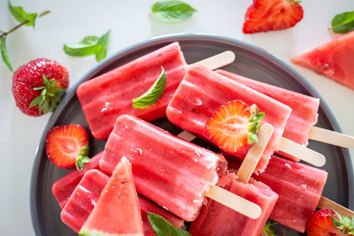 Einfaches Erdbeere-Wassermelonen Eis am Stil Rezept (ohne Zucker)