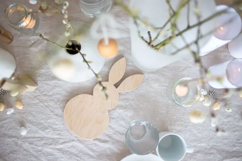 Der dekorierte Ostertisch mit DIY Frühstücksbrettchen 