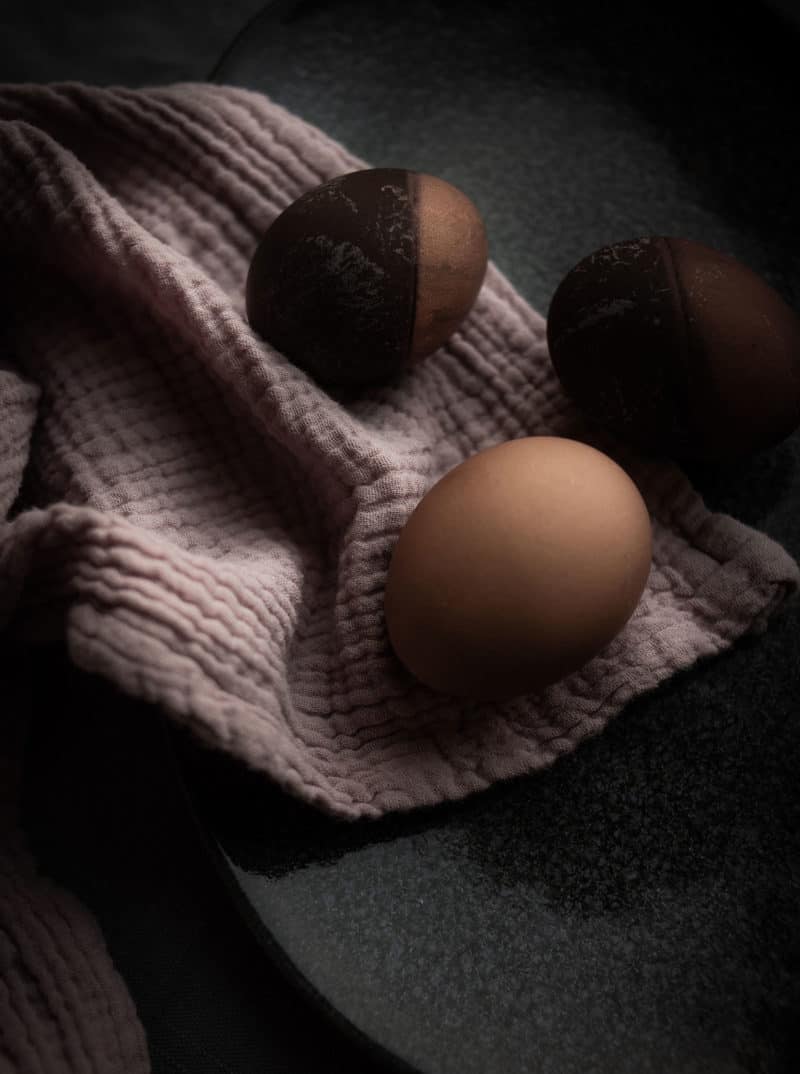 Eier natürlich färben mit dunklem Holundersaft