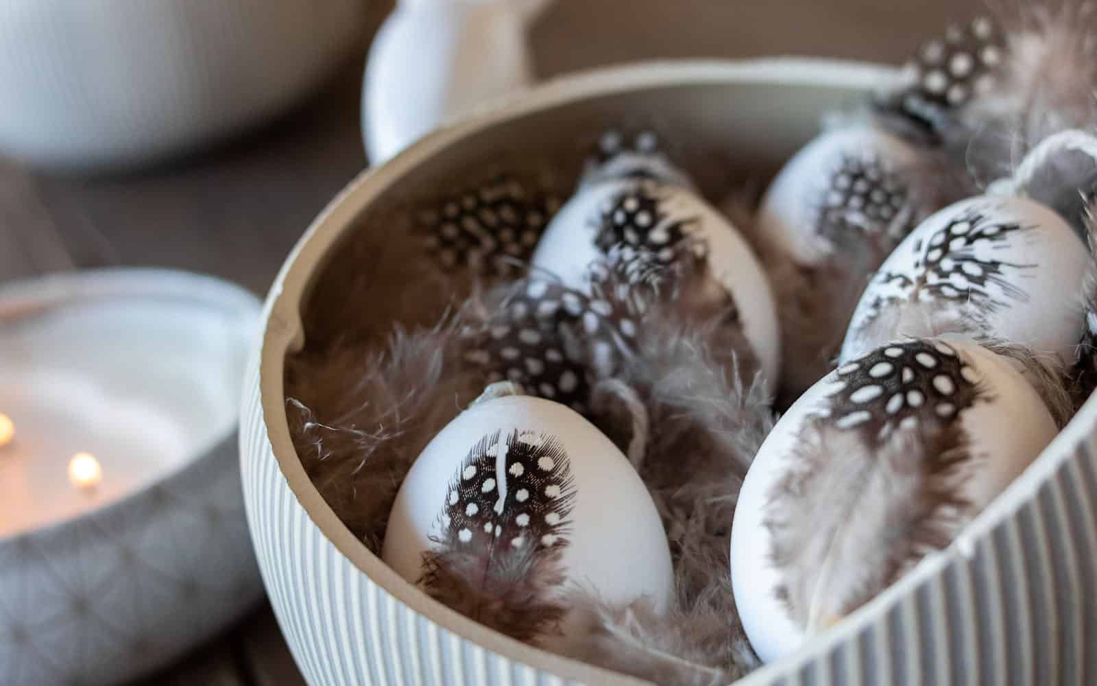 DIY Ostereier mit Federn bekleben - Scandi Easter