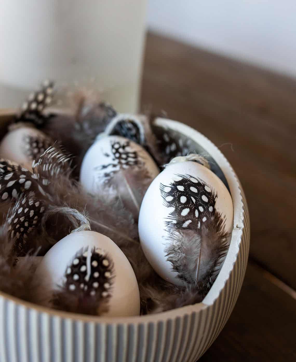 Schnelles DIY zu Ostern Ostereier mit Federn bekleben