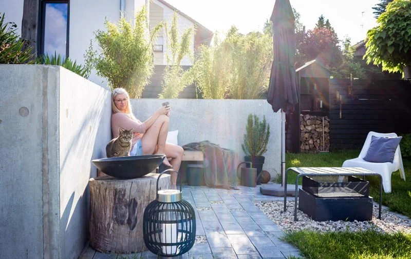 Moderne Gartengestaltung – Gartenzimmer für Sonne am Morgen.