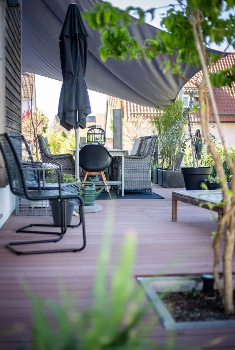 Moderner Sitzplatz mit Ausblick im Garten - die Terrasse