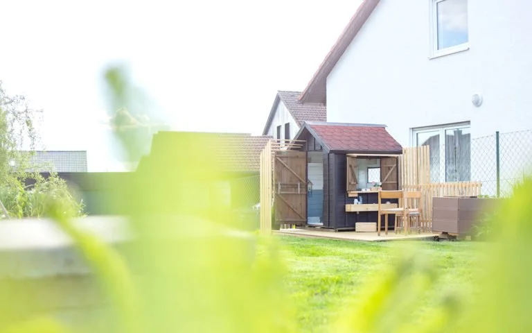 Spielhaus Renovierung - Makeover und DIY im Kinderspielhaus