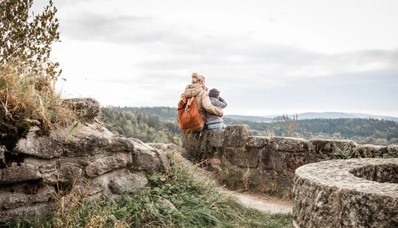 Waldspaziergang und Baumkinderspuren suchen