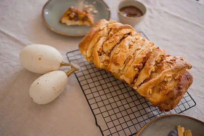 Zubereitung für das Apfel-Karamell-Zupfbrot mit Erdnüssen