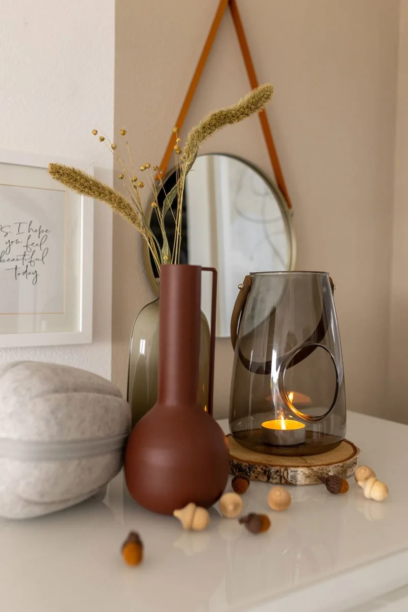 Herbstdeko im Schlafzimmer mit Trockenblumen