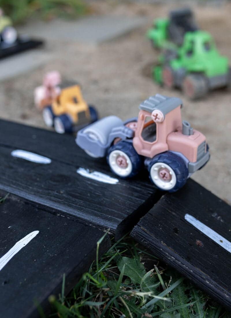 Kinderspielzeug im Garten – Straßen für Fahrzeuge einfach selbst bauen