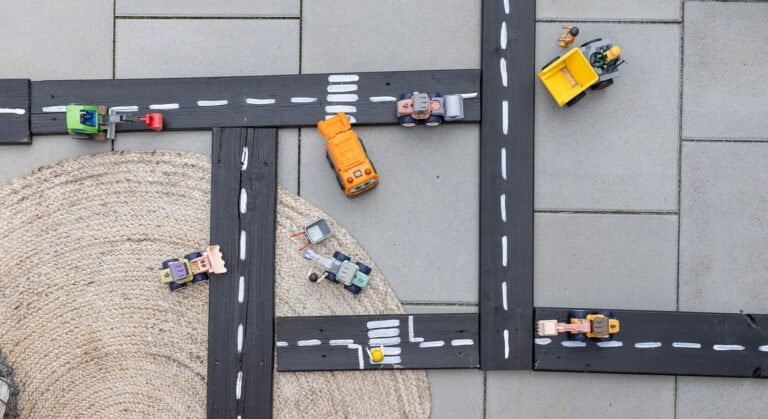 DIY-Spielstraßen aus Holz - Kinder-Spielzeug im Garten