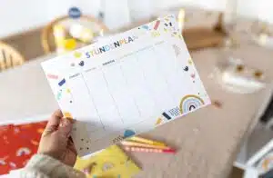 Geschenke zur Einschulung: 30 sinnvolle Ideen für Jungen & Mädchen 2 2 Kostenloses Freebie: Stundenplan groß und klein downloaden