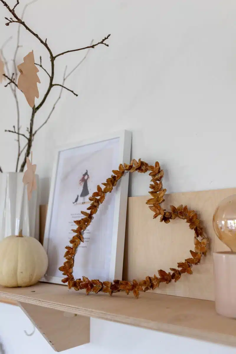 Basteln im Herbst mit Naturmaterialien: einfache und schnelle Bucheckern-Herzen für die Herbst-Deko