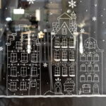 Kreidemarker-Fensterdeko: Vorlage mit winterlichen Grachtenhäusern