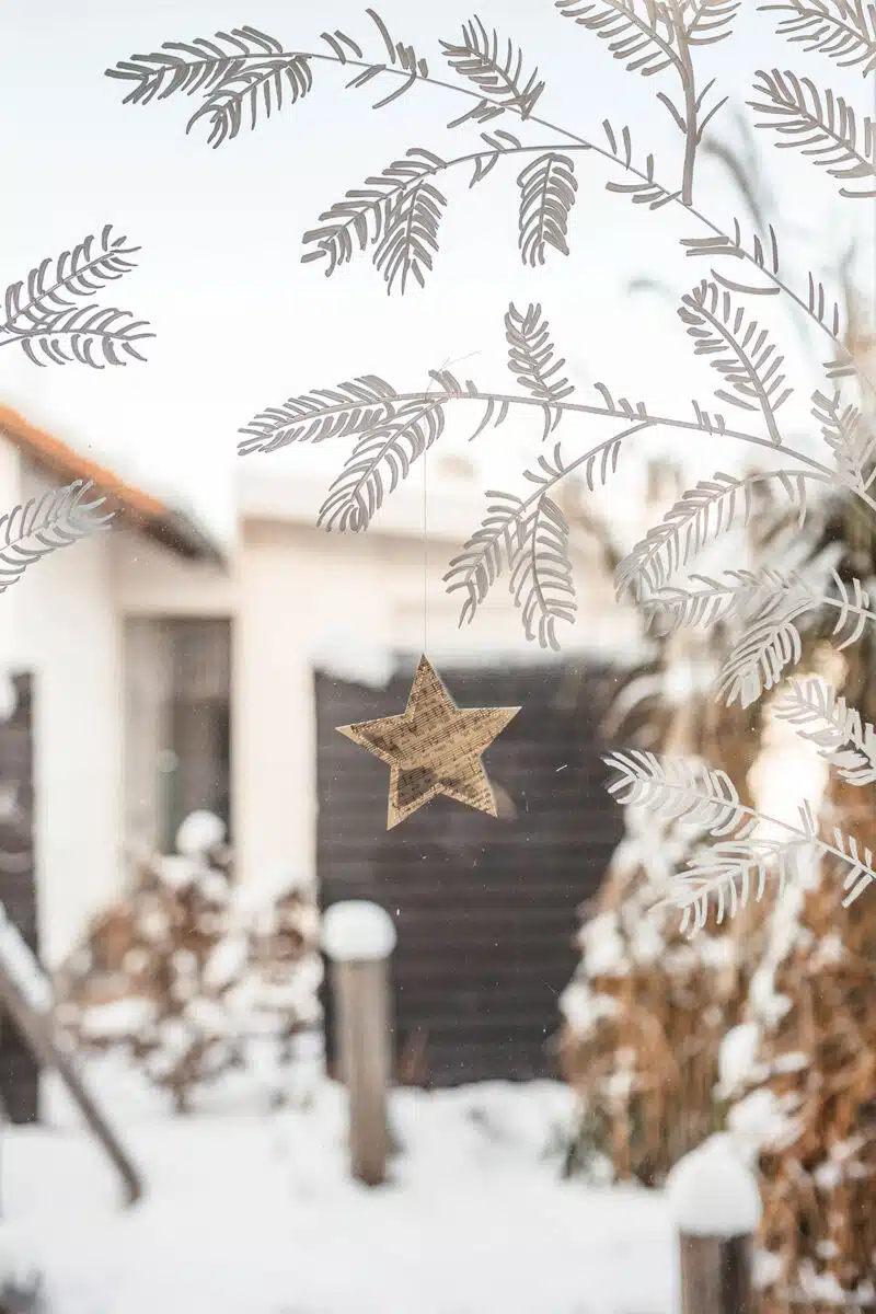 Kreidemarker Fensterbild mit Tannenzweigen