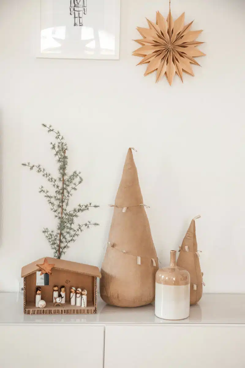 Papiersterne und Weihnachtskrippe - skandinavische Weihnachtsdeko