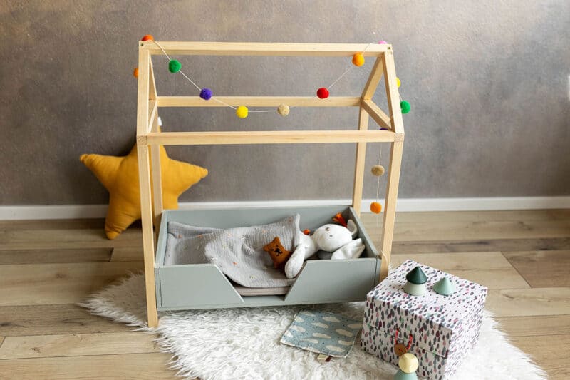 Preisgünstiges und einfaches DIY-Puppenbett selber bauen