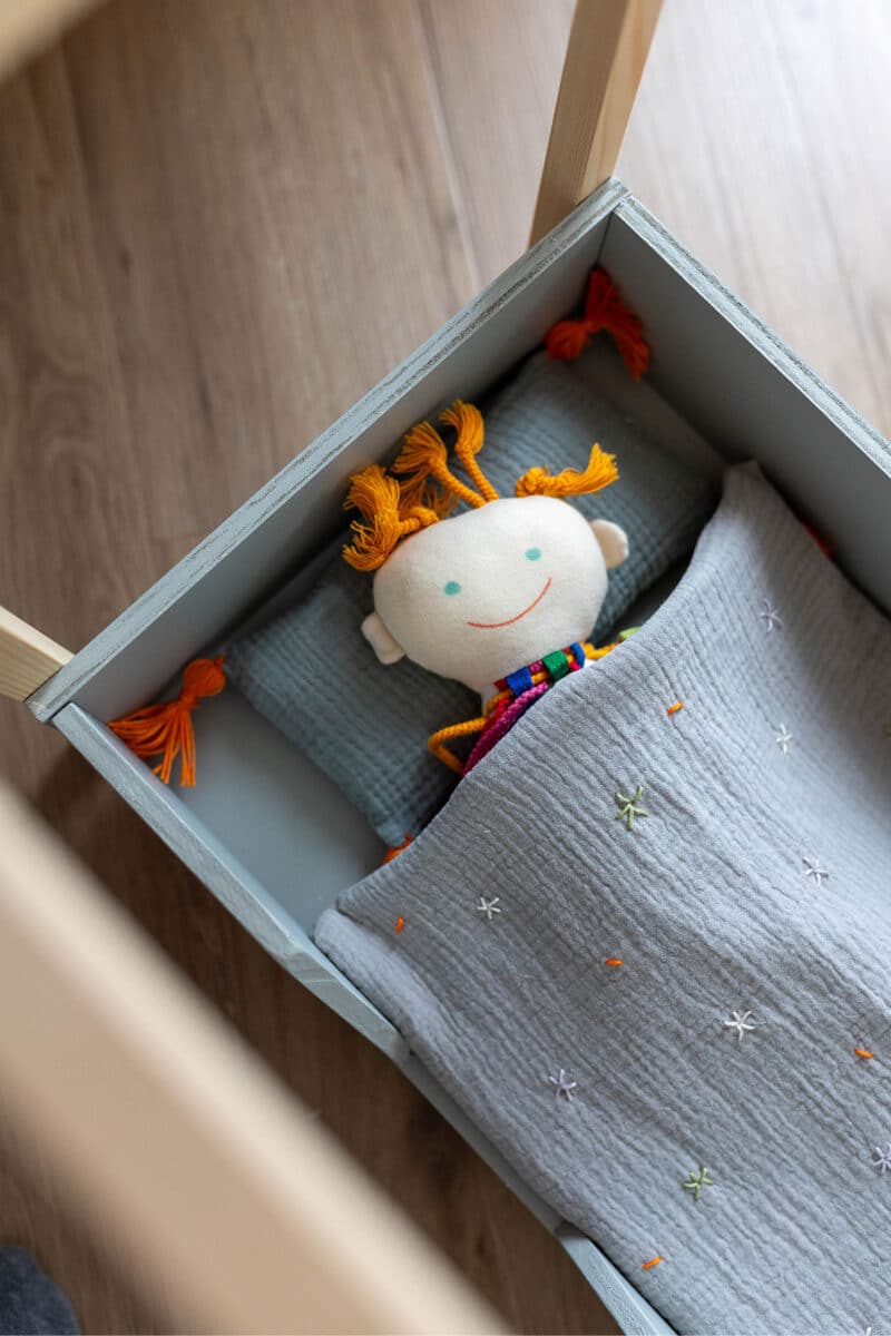 Wir bauen ein einfaches und niedliches Puppenbett – mit Schritt-für-Schritt-Anleitung