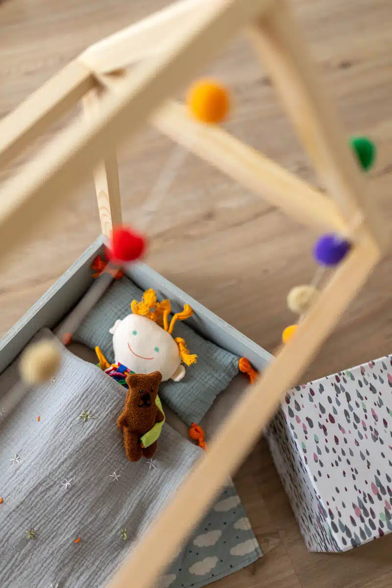 Wir bauen ein einfaches und niedliches Puppenbett – mit Schritt-für-Schritt-Anleitung