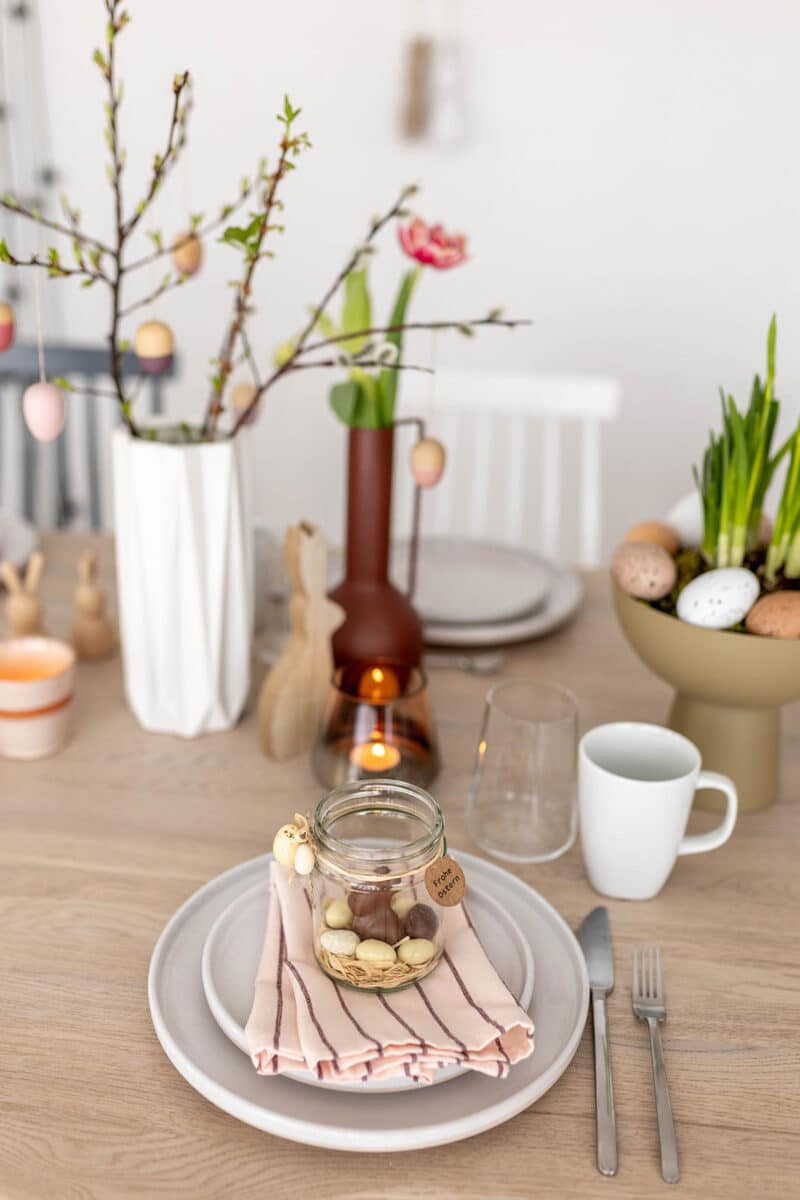 Tischdekoration zu Ostern - einladende Tischdeko mit kleinem Gastgeschenk