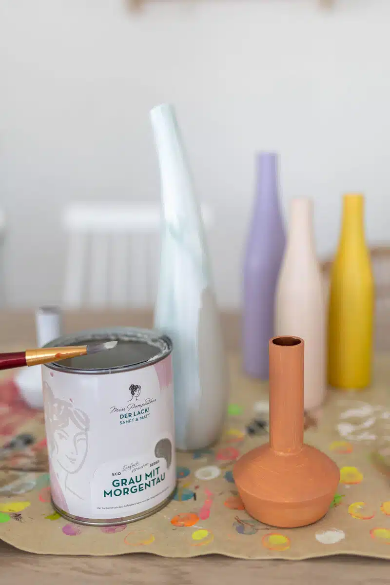 Alte Vasen im neuen Look streichen - Upcycling-Projekt