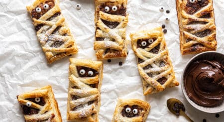 Halloween Rezept - einfache Blätterteig Mumien backen