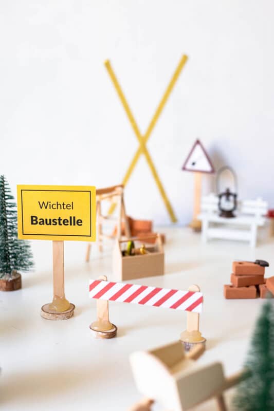 12 Wichtel-Ideen für die Wichteltür: Streiche, Briefe & kreative Ideen 5 5 Baustelle für die Wichteltür