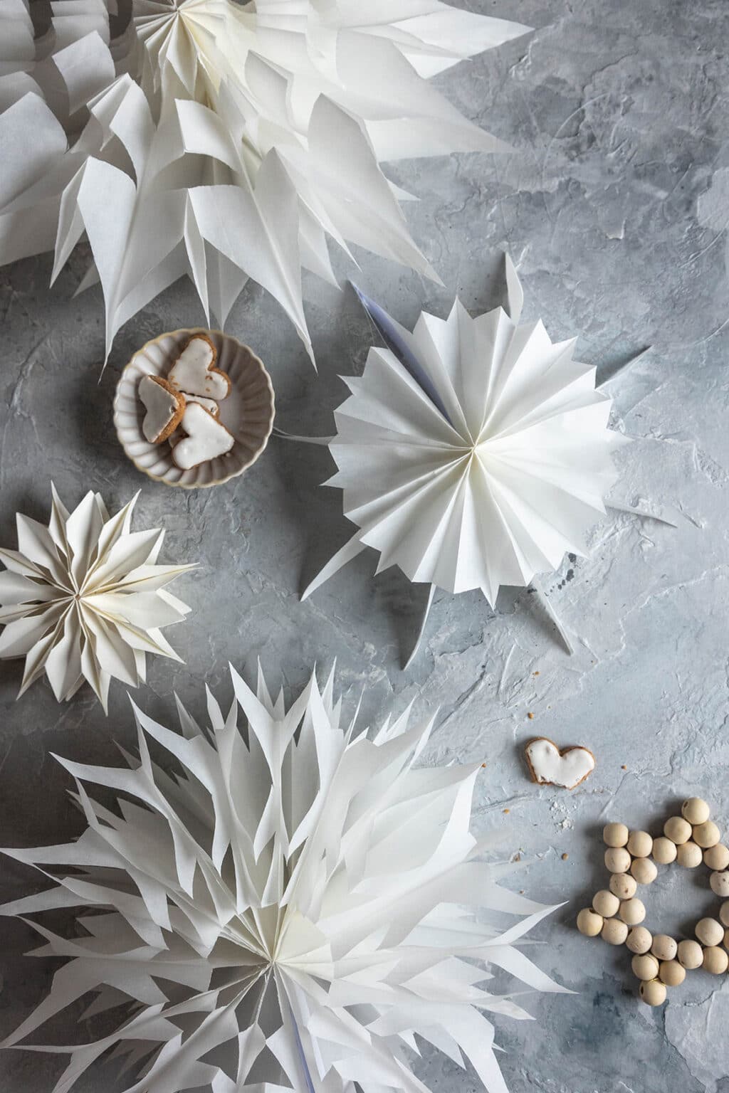 Butterbrottüten-Sterne basteln: DIY-Weihnachtsdeko mit Vorlage