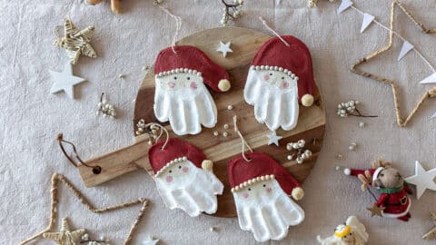 DIY Weihnachtsgeschenke basteln mit Kindern aus Salzteig - Handabdrücke als Weihnachtsdeko