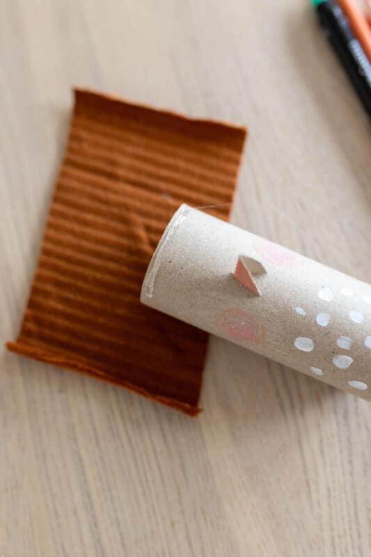 Vögel aus Klorollen basteln: Schritt 3 - Mütze ankleben