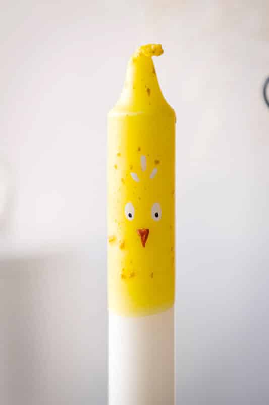 Osterküken Kerze basteln - DIY Anleitung zum Kerzen färben