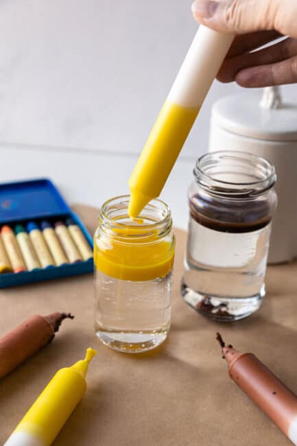 Ostergeschenke selbst machen: DIY-Idee zum Kerzen färben