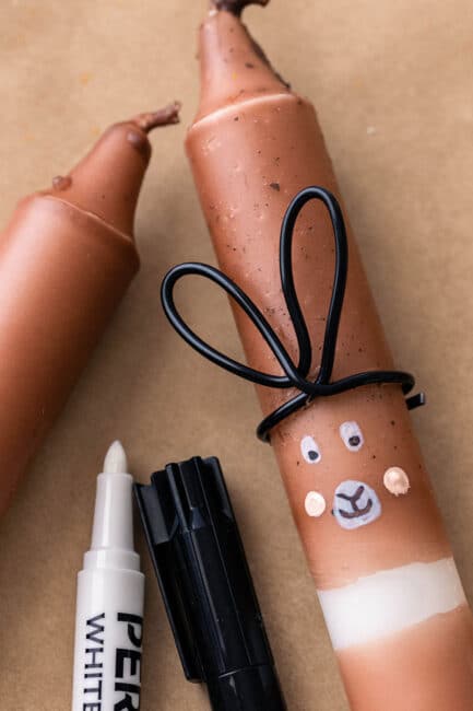 Ostergeschenke selbst machen: DIY-Idee zum Kerzen färben