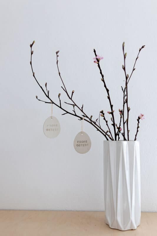 Bastelidee: Schlichte DIY-Ostereier aus Modelliermasse