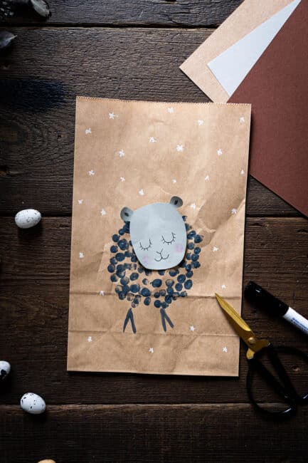 Ostergeschenke einfach verpacken: Osterlamm Schritt 3