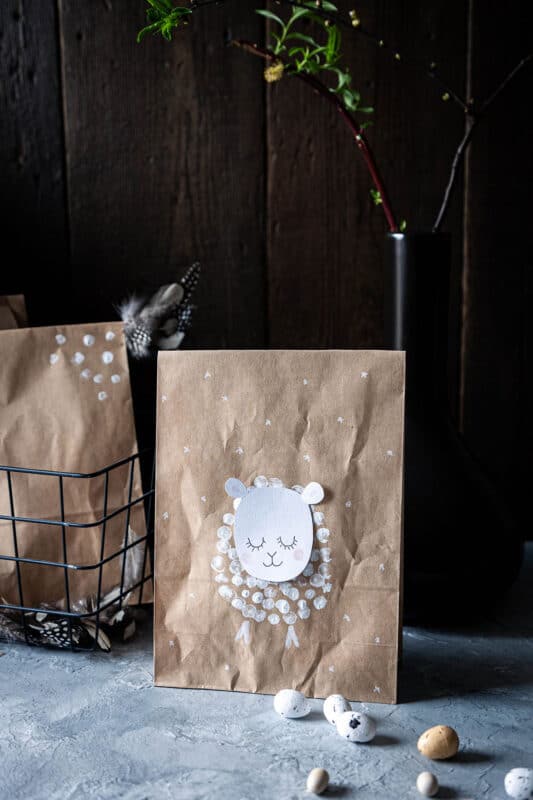 Ostergeschenke kreativ verpacken – Osterlamm aus Papiertüten