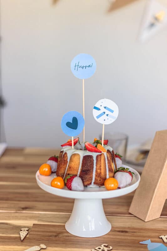 Deko Einschulung: Die 10 schönsten Ideen für die Tischdeko zum Schulanfang 24 24 Cake Topper auf dem Kuchen zum Schulanfang