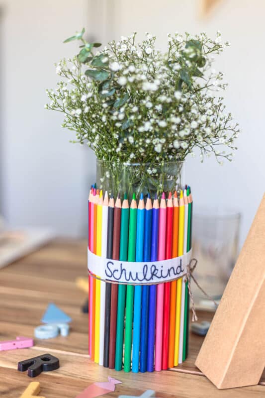 Deko Einschulung: Die 10 schönsten Ideen für die Tischdeko zum Schulanfang 38 38 Vase mit Buntstiften: DIY-Deko für den Schulanfang