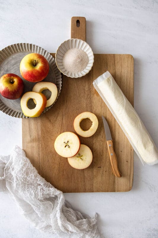 Apfelringe mit Blätterteig – einfaches Rezept aus 5 Zutaten 5 5 Äpfel für die Apfelringe vorbereiten
