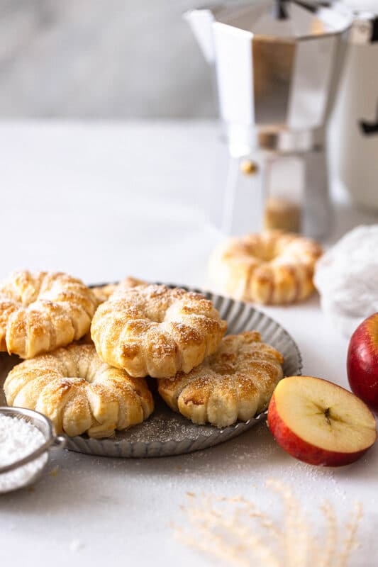Apfelringe mit Blätterteig – einfaches Rezept aus 5 Zutaten 2 2 Apfelringe mit Blätterteig auf einem Serviertablett