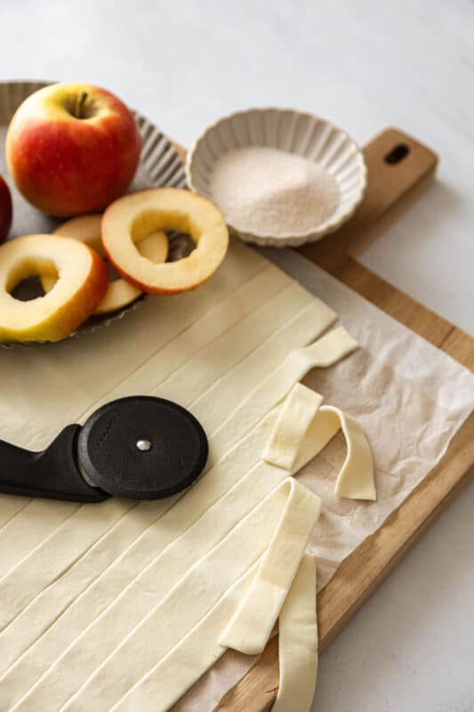 Apfelringe mit Blätterteig – einfaches Rezept aus 5 Zutaten 6 6 Blätterteig in Streifen schneiden