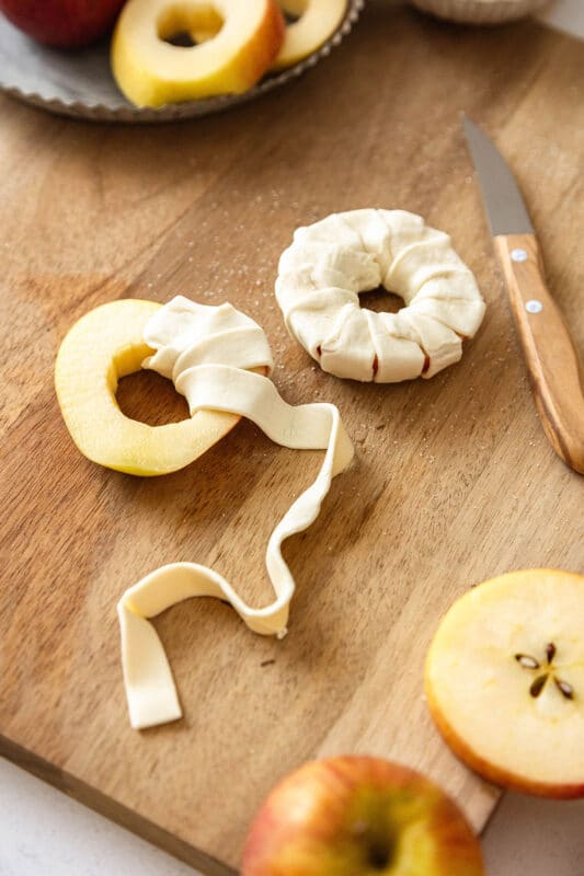 Apfelringe mit Blätterteig – einfaches Rezept aus 5 Zutaten 10 10 Apfelringe mit Blätterteig umwickeln