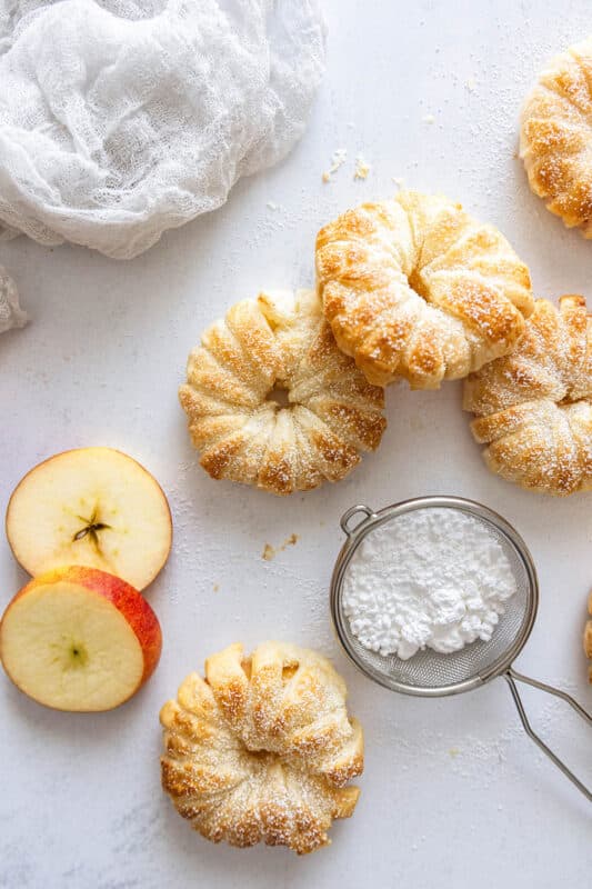 Apfelringe mit Blätterteig – einfaches Rezept aus 5 Zutaten 4 4 Apfelringe mit Blätterteig - ein einfaches Rezept