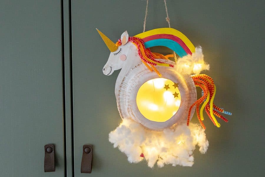 Einhorn-Laterne basteln mit Papptellern – 2 einfache Ideen mit Vorlage 16 16 Einhorn Laterne mir Regenbogen aus Papptellern gebastelt