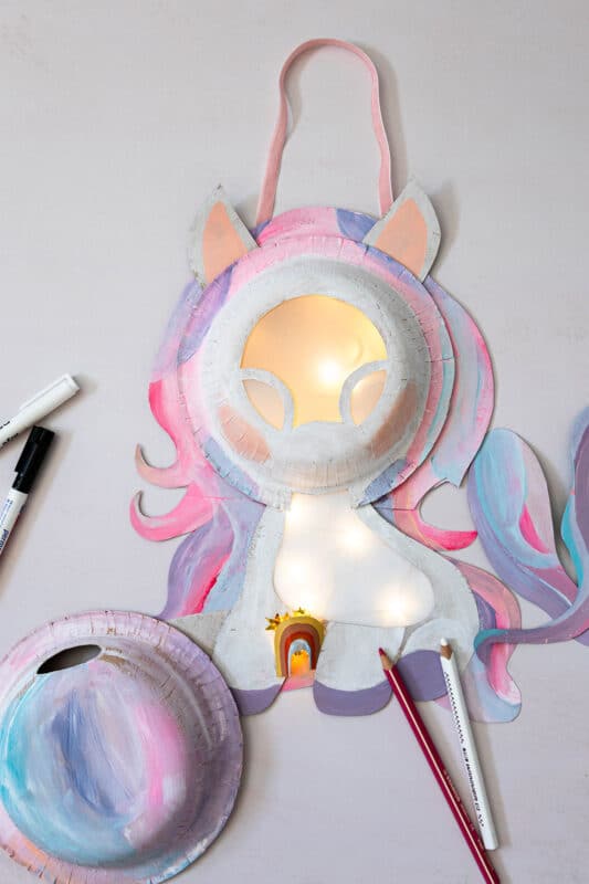 Einhorn-Laterne basteln – Einfache DIY-Idee mit Papptellern für St. Martin 15 15 Einhorn-Laterne basteln: Einfaches DIY mit Papptellern für St. Martin