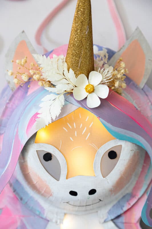 Einhorn-Laterne basteln – Einfache DIY-Idee mit Papptellern für St. Martin 16 16 Einhorn Laterne mit Papptellern und Trockenblumen basteln